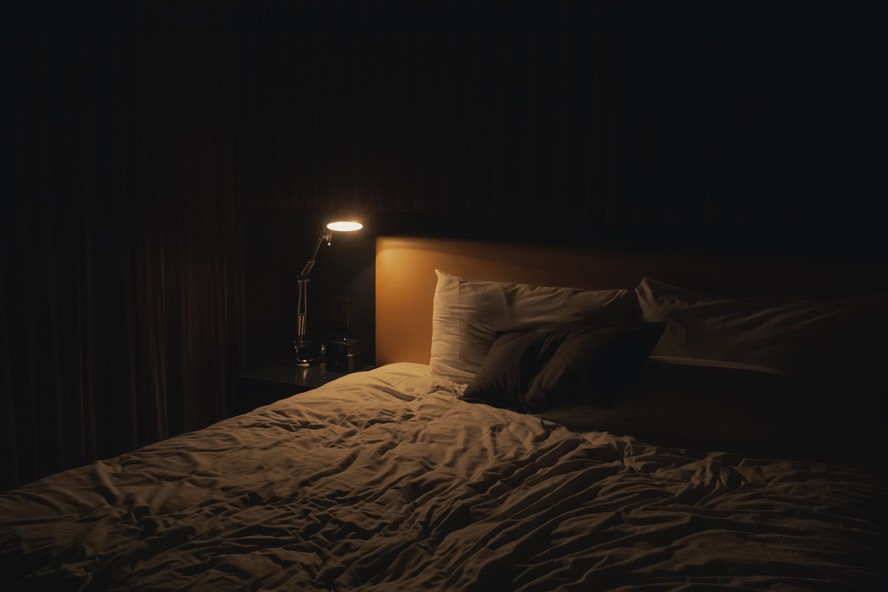 Luz no quarto na hora de dormir não faz bem para a saúde, mostra estudo.
