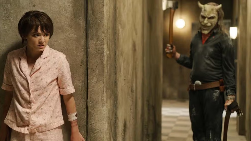 Gwen (Madeleine McGraw) and the Kidnapper (Ethan Hawke) in 'The Black Phone 2' — Photo: Disclosure