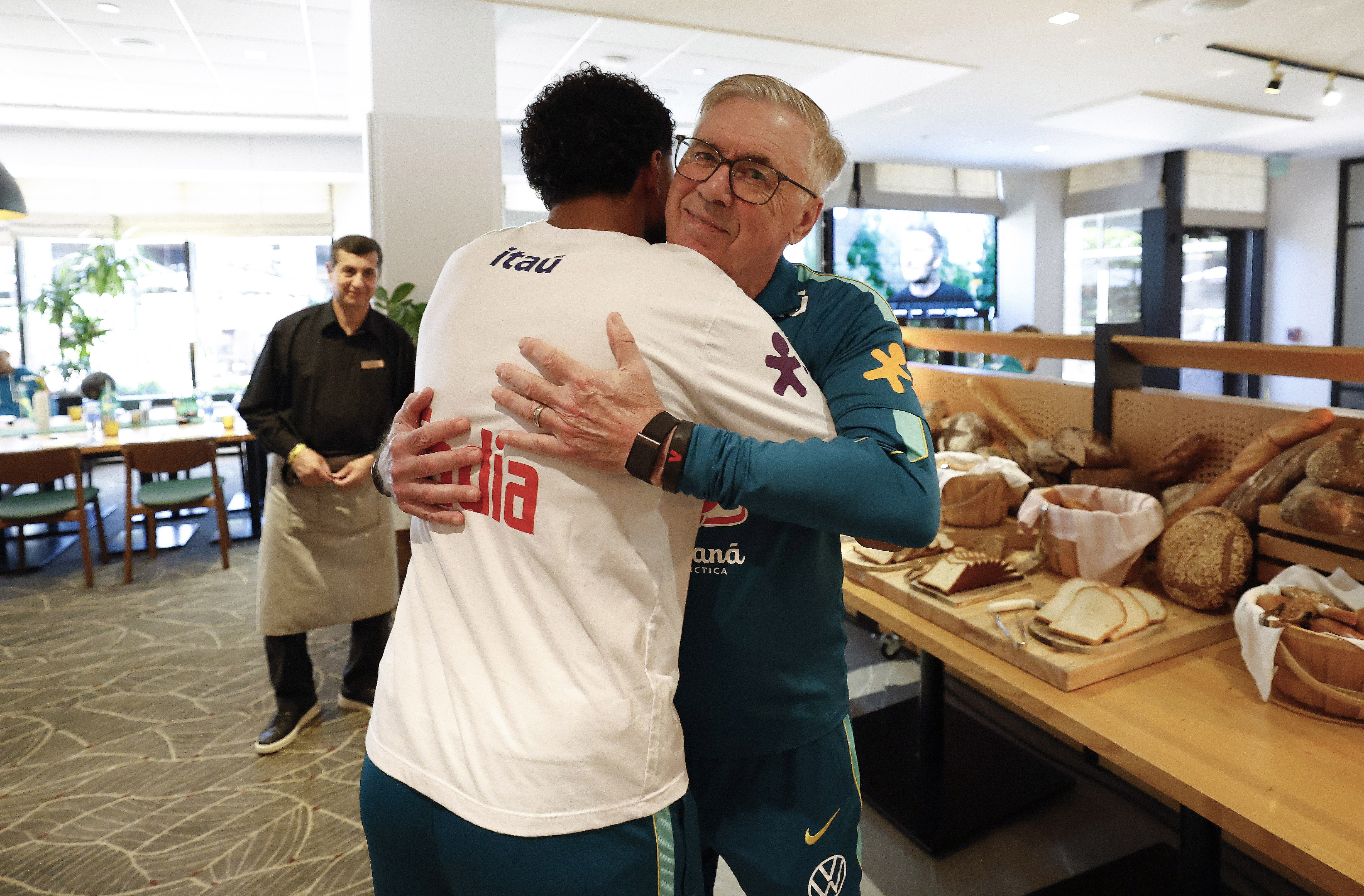 Éderson é recebido com abraço de Ancelotti após ch