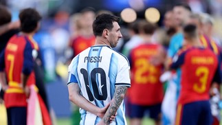 Messi observa festa da Espanha após Argentina perder final da Copa do Mundo — Foto: Lars Baron / Getty Images via AFP
