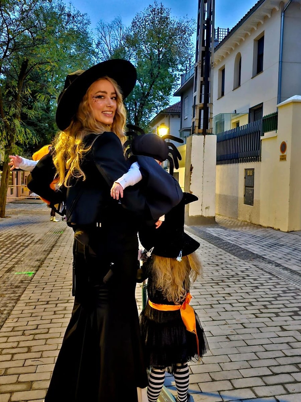 Amber Heard em celebração do Halloween com os filhos — Foto: Reprodução/Instagram