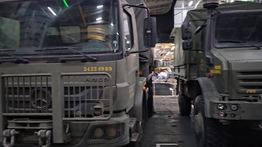 Navio Multipropósito da Marinha carrega blindados, caminhões e até helicóptero; vídeo