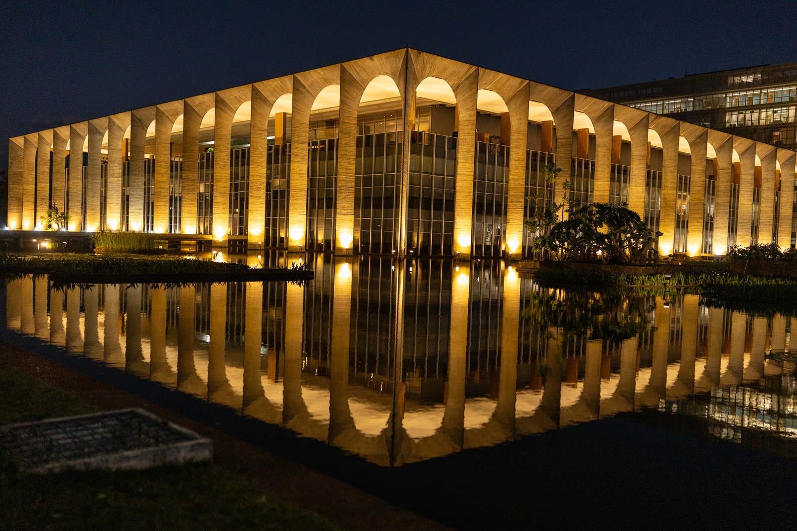 Palácio do Itamaraty: luminária subaquática foi criada especialmente para o prédio — Foto: Brenno Carvalho