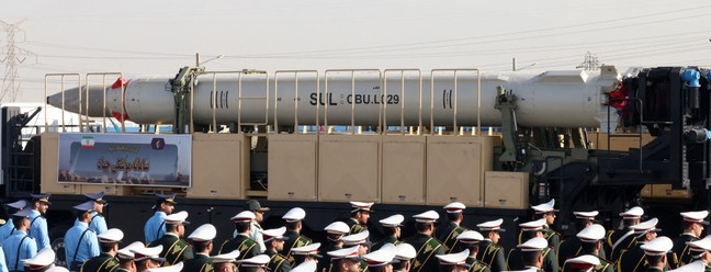 Irã exibe novo míssil Jihad em desfile militar, neste sábado — Foto: AFP