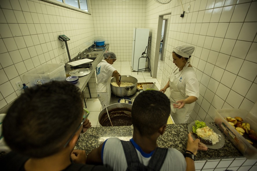 Alunos fazem a fila para a refeição em escola estadual no Rio