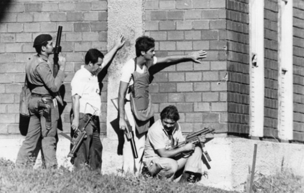 Armed police officers take cover during a shootout against Falang Vermelha party leader, 1981 - Photo: Luiz Pinto/Agência O GLOBO
