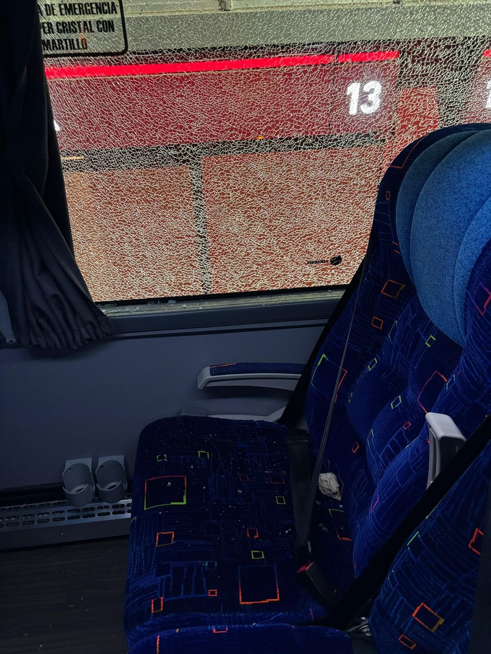 Ônibus da delegação do Flamengo é apedrejado em La Plata — Foto: Reprodução