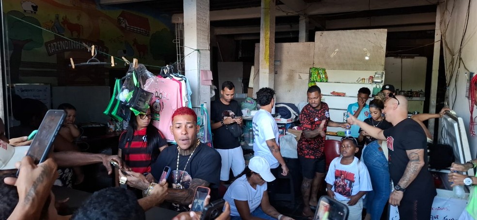Poze do Rodo atende a fãs em um bar próximo à entrada do Complexo de Gericinó — Foto: Walter Farias