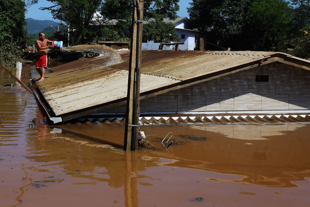 Pelo menos quatro pessoas morreram em fortes temporais no Rio Grande do Sul — Foto: Silvio Avila/AFP