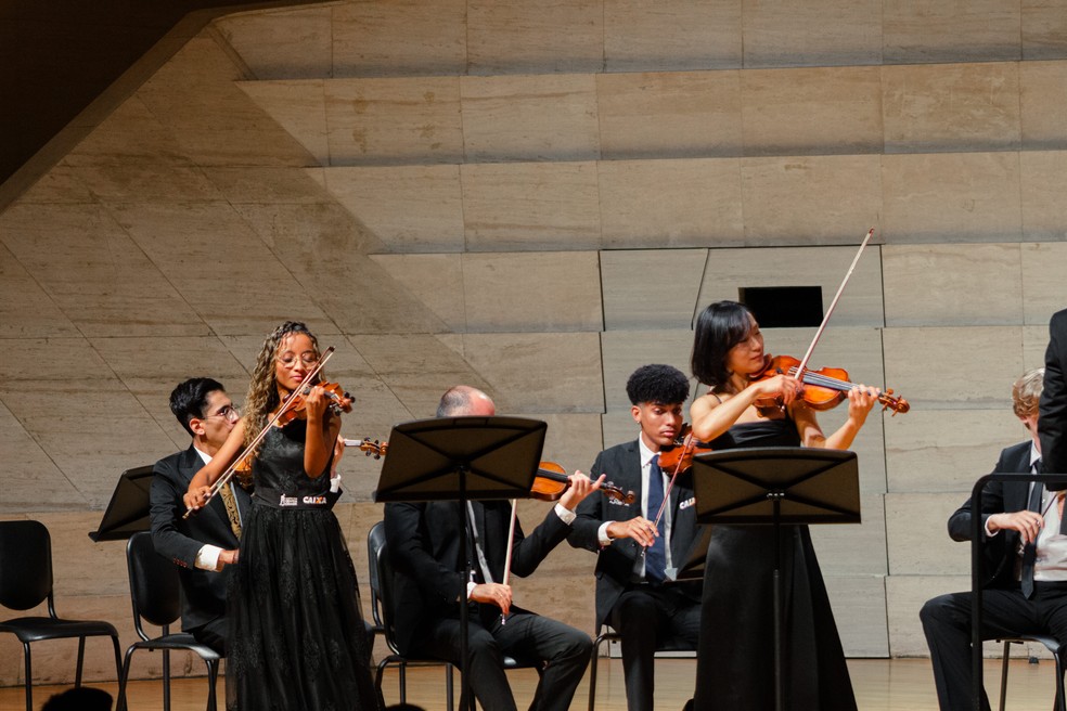 As violinistas Lee Young Kim, da Coreia do Sul, e a brasileira Jéssica do Monte durante concerto em Seul — Foto: Augusto Cataldi/Orquestra Criança Cidadã/Divulgação