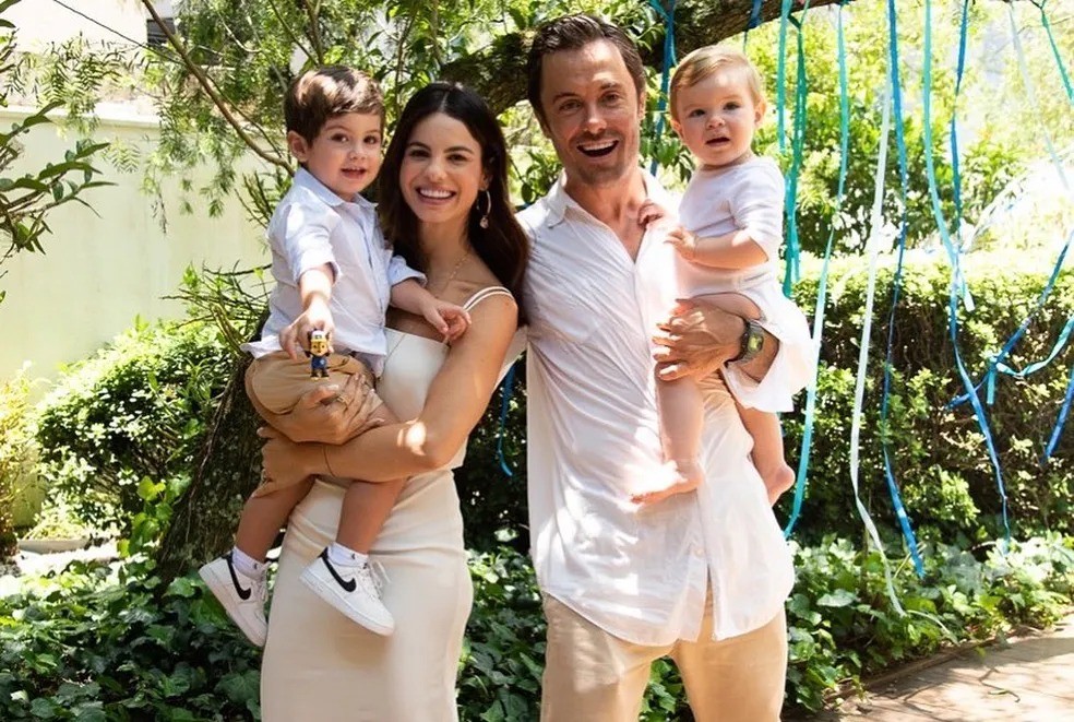 Sthefany e Kayky Brito com seus respectivos filhos, Enrico e Kael — Foto: Reprodução/Instagram