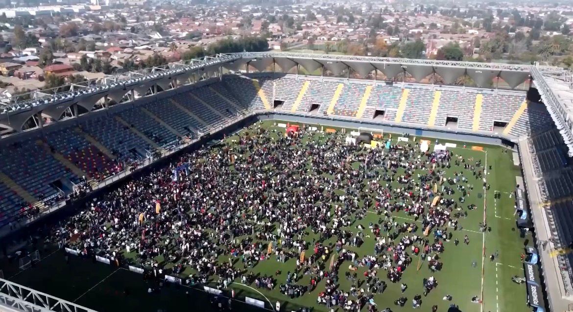 Torcedores lotam estádio no Chile para troca de figurinhas do álbum da Copa do Mundo; veja vídeo