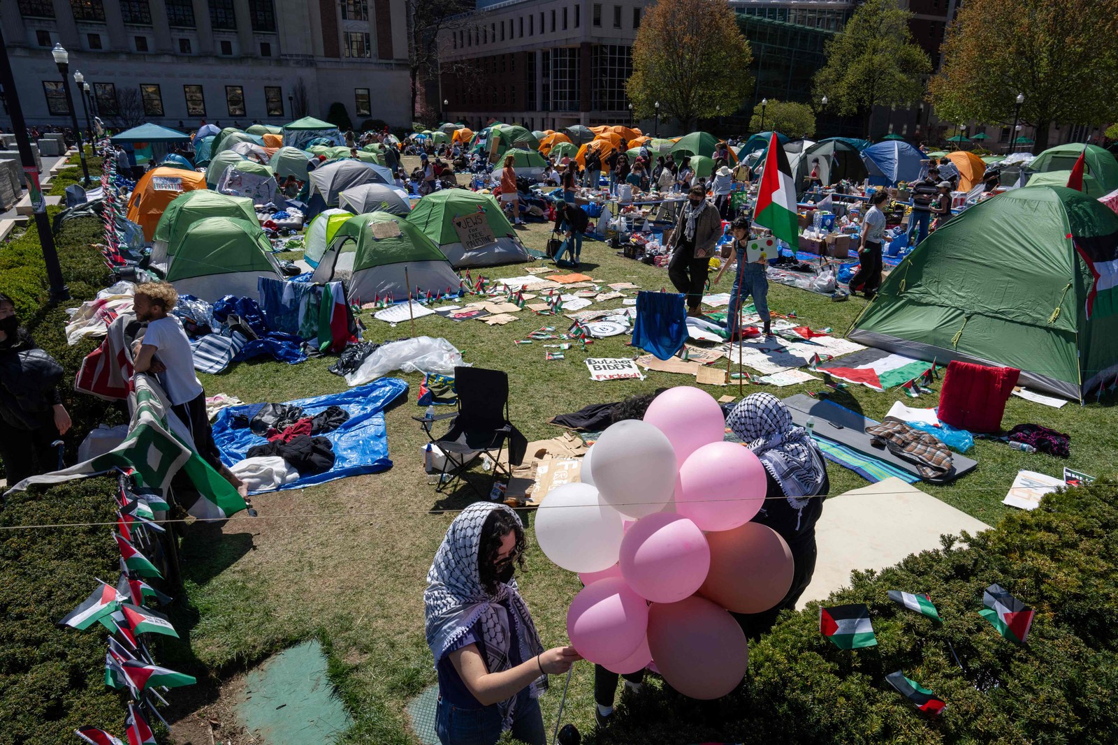 Manifestantes ocupam um acampamento em apoio à Palestina nas dependências da Universidade de Columbia — Foto: David Dee Delgado / GETTY IMAGES NORTH AMERICA / Getty Images via AFP