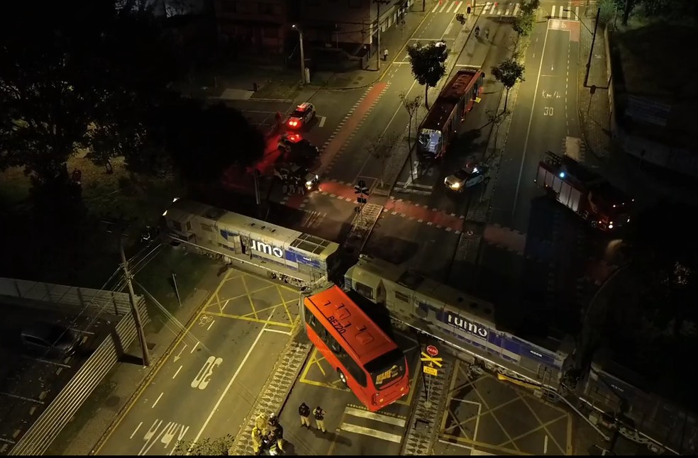 Ônibus biarticulado parte ao meio após bater em trem em Curitiba — Foto: Reprodução/RPC/Tonny Matoso