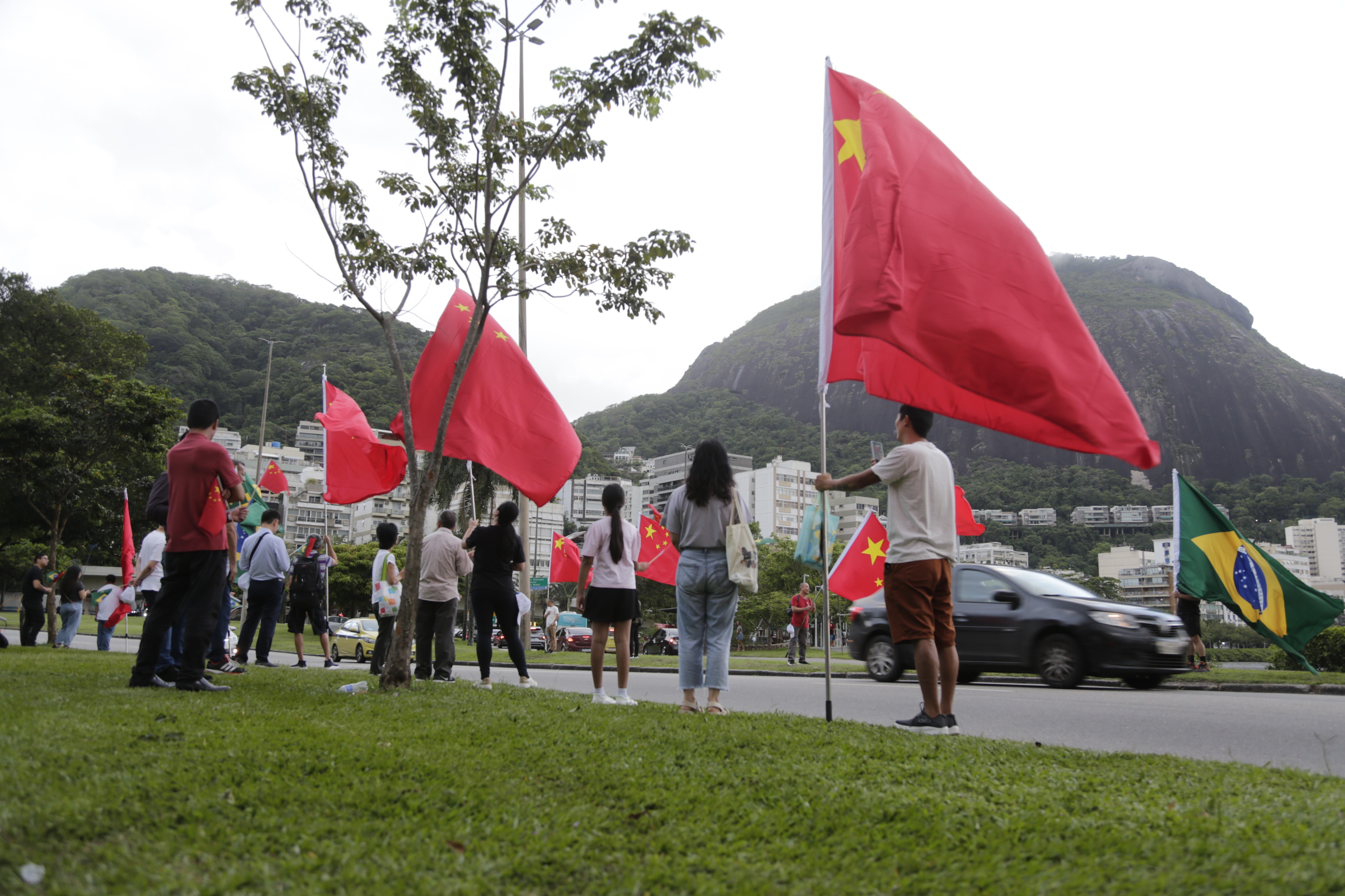 Xi Jinping no Rio: caravana de chineses aguarda chegada do presidente na cidade; veja vídeo