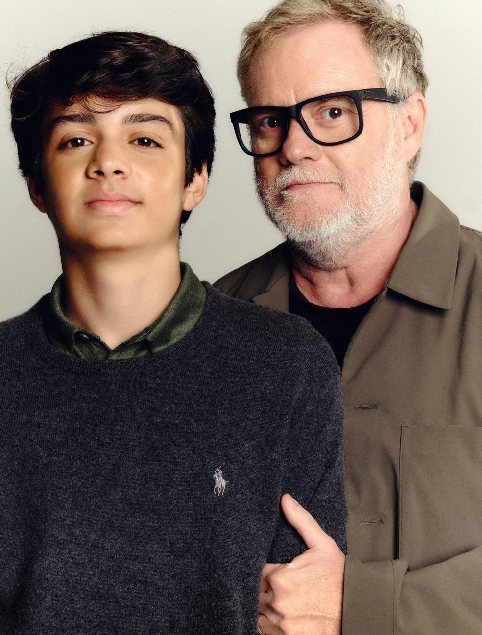 O artista Raul Mourão e o filho, Antonio; Raul veste camiseta Zara e jaqueta Uniqlo; Antonio usa suéter e polo Ralph Lauren — Foto: Mateus Augusto Rubim