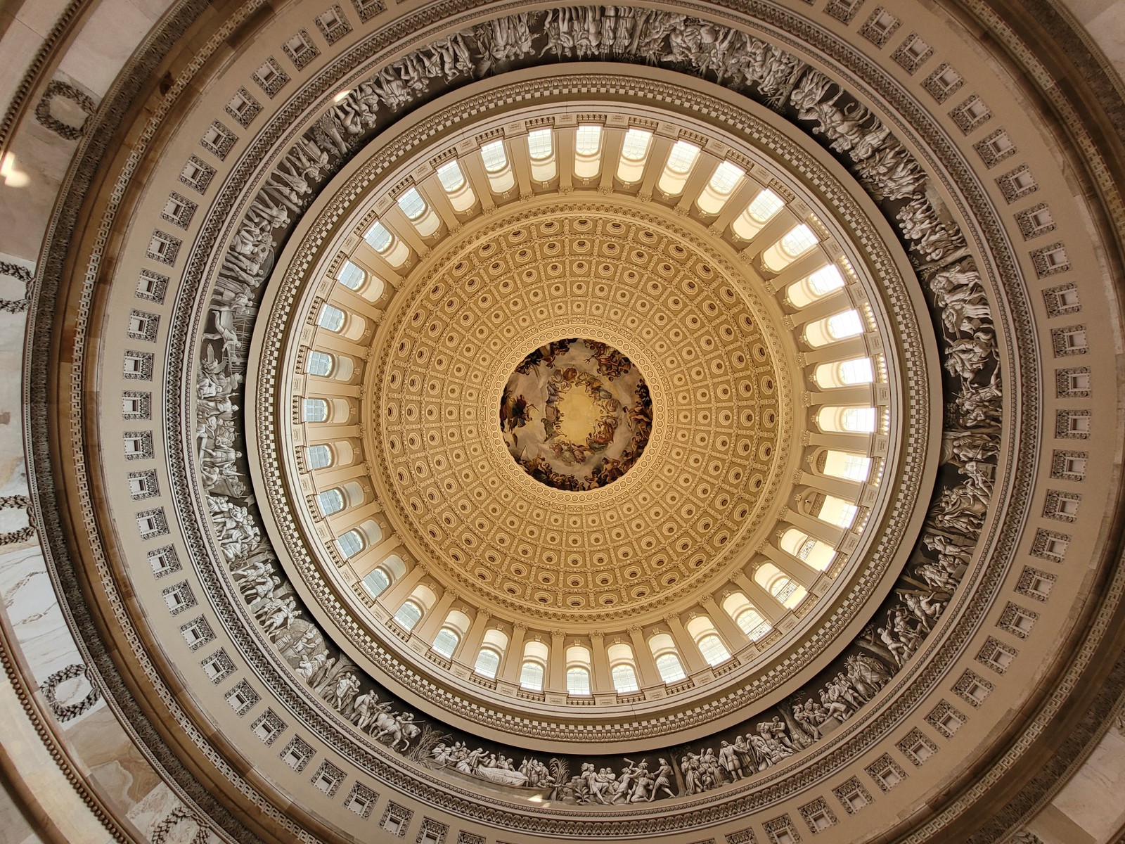 De Dentro Da Rotunda, O Hall Central DoCapitólio, Épossívelver ADecoraçãoNoTeto daCúpula, com Fundadores dos dos dos dos estados unidos intragindo com de se gregos no olimpo- foto -foto -foto:eduardo maia / o eduardo maia / o globo globo globo