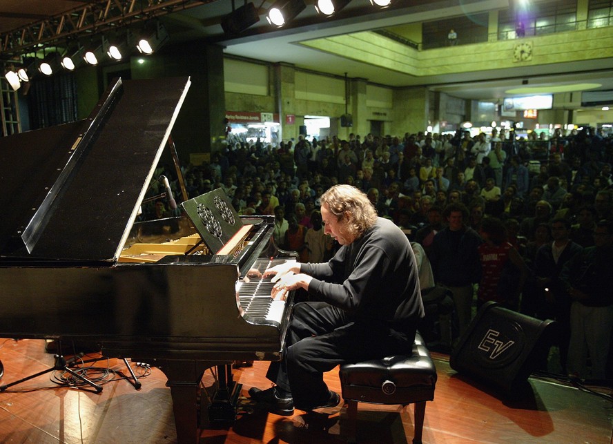 Arthur Moreira Lima se apresenta na Central do Brasil, no rio de Janeiro, em 2004