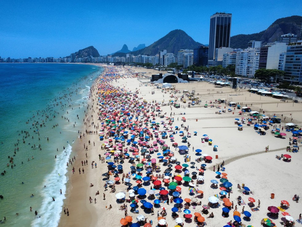A Praia de Copacabana estava lotada no momento do acidente — Foto: Custódio Coimbra/Agência O Globo