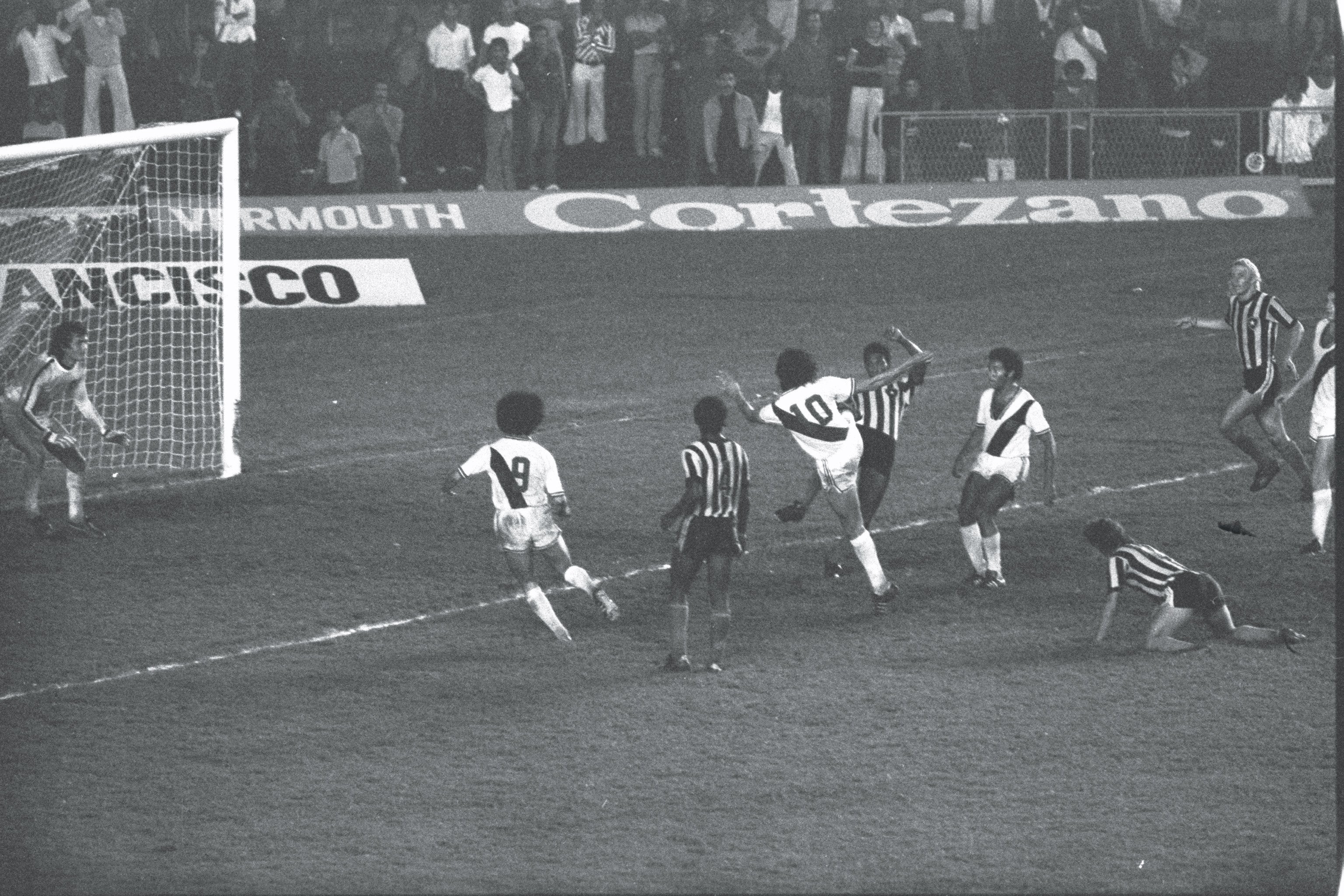 'Gol do lençol' de Roberto Dinamite em clássico entre Vasco e Botafogo completa 50 anos: 'Beleza, sabedoria e categoria'