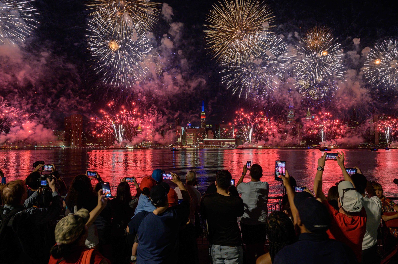 Fogos de artifício colorem o céu de Manhattan durante as comemorações do Dia da Independência na cidade de Nova York em 4 de julho — Foto: ED JONES / AFP