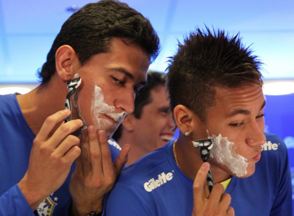 Neymar fazendo uma barba que ainda não tinha ao lado de Ganso, em 2010 — Foto: Eliária Andrade/Agência O GLOBO