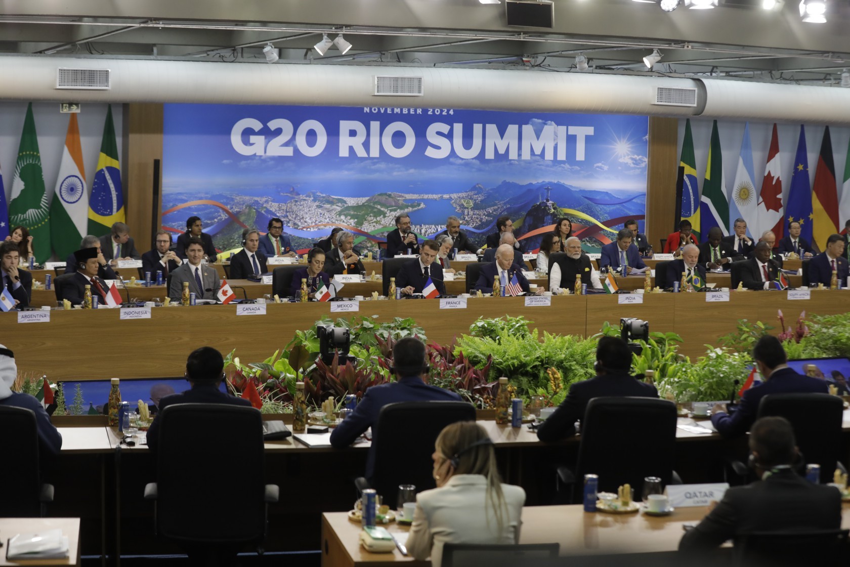 Mesa da Cúpula do G20 é transformada em carteiras para escolas municipais do Rio