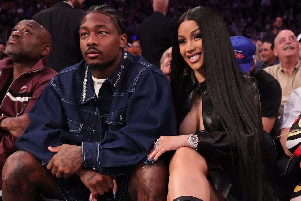Stefon Diggs e Cardi B durante segunda rodada dos playoffs da NBA de 2025 em Nova York. — Foto: Nathaniel S. Butler/NBAE via Getty