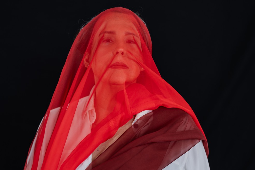 Ana Beatriz Nogueira em monólogo baseado em conto de Clarice Lispector — Foto: Nil Caniné/ Divulgação