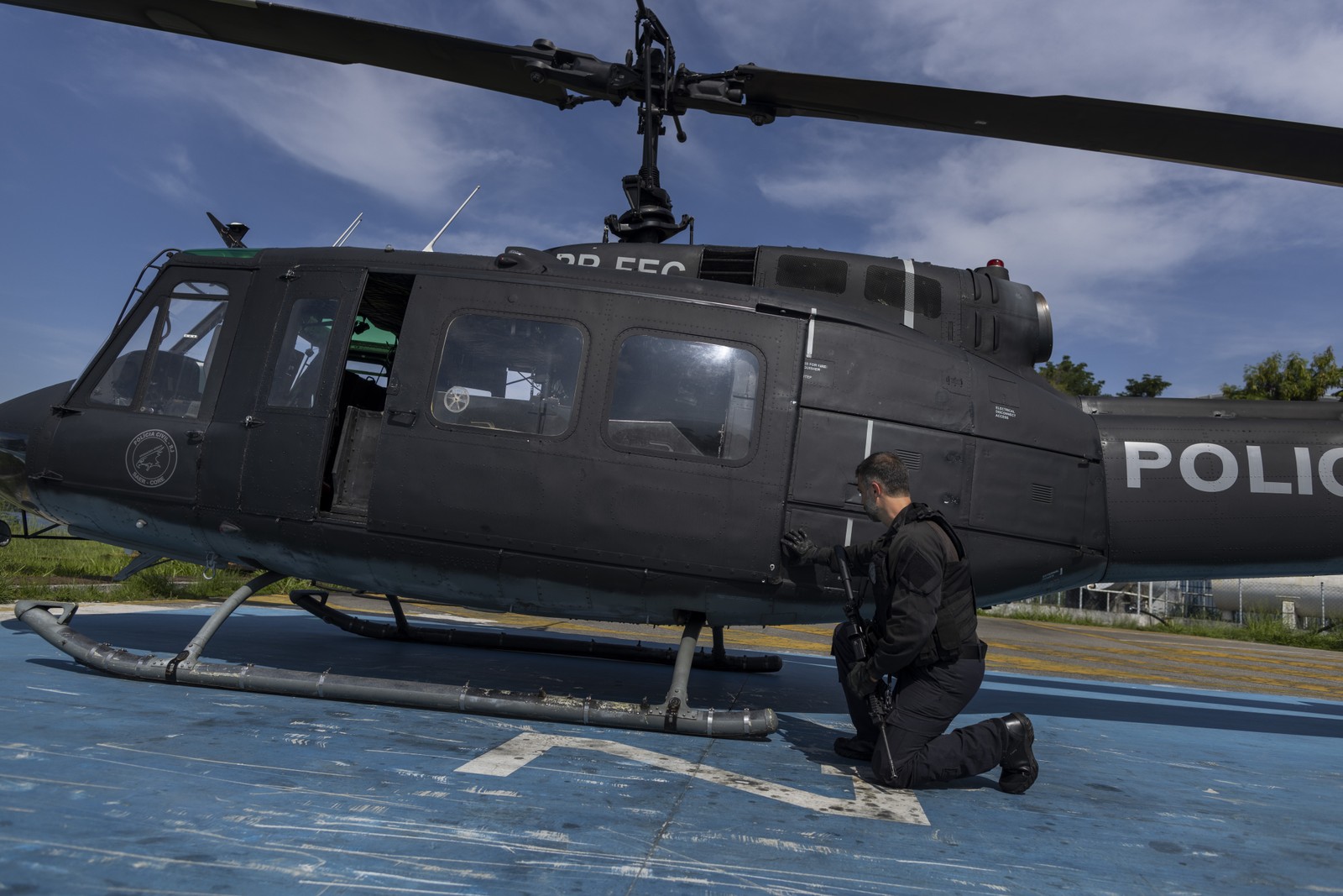 Helicóptero blindado é usado em operações para orientar policiais que estão no solo - Márcia Foletto / Agência O Globo