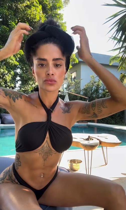 Aline Campos posa em sua mansão, no Itanhangá — Foto: Reprodução/Instagram/@soualinecampos