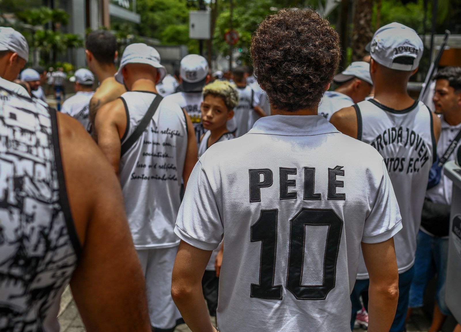 Torcida do Santos na porta do Hospital Albert Einstein em vigília pela melhora de Pelé; eles levaram bandeiras e camisas em homenagem ao Rei — Foto: Felipe Iruatã/Zimel Press/Agência O Globo