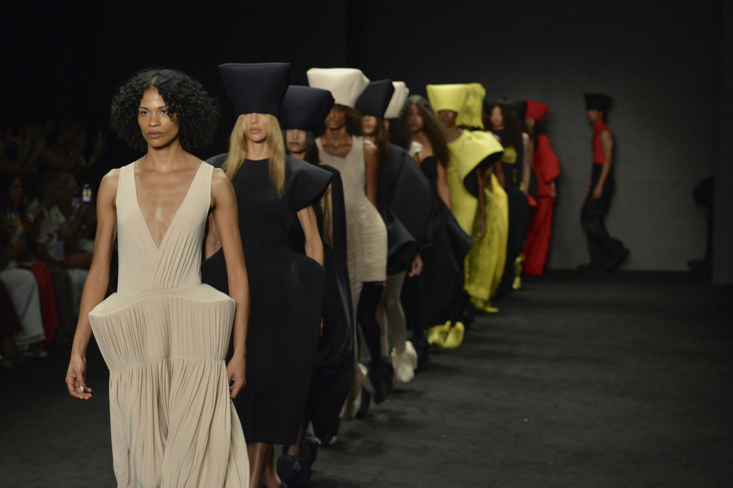 Argalji transforma espuma em escultura na passarela da Rio Fashion Week