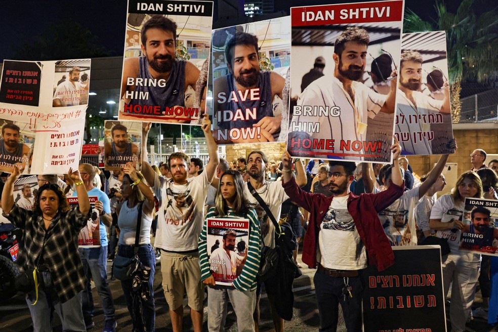 Familiares de israelenses feitos de reféns pelo Hamas protestam em Tel Aviv — Foto: AHMAD GHARABLI / AFP