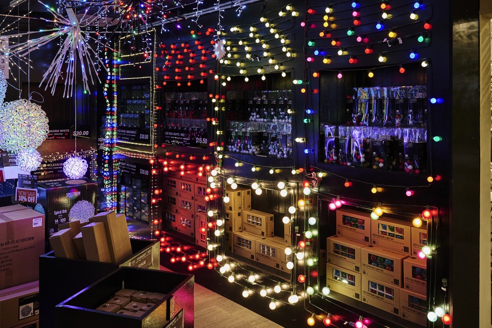 Uma variedade de luzes à venda na loja Aldik Home, em Los Angeles. Larry Gold, proprietário da loja, disse que não teria escolha a não ser repassar o custo da tarifa para os compradores — Foto: Colin Sussingham/The New York Times