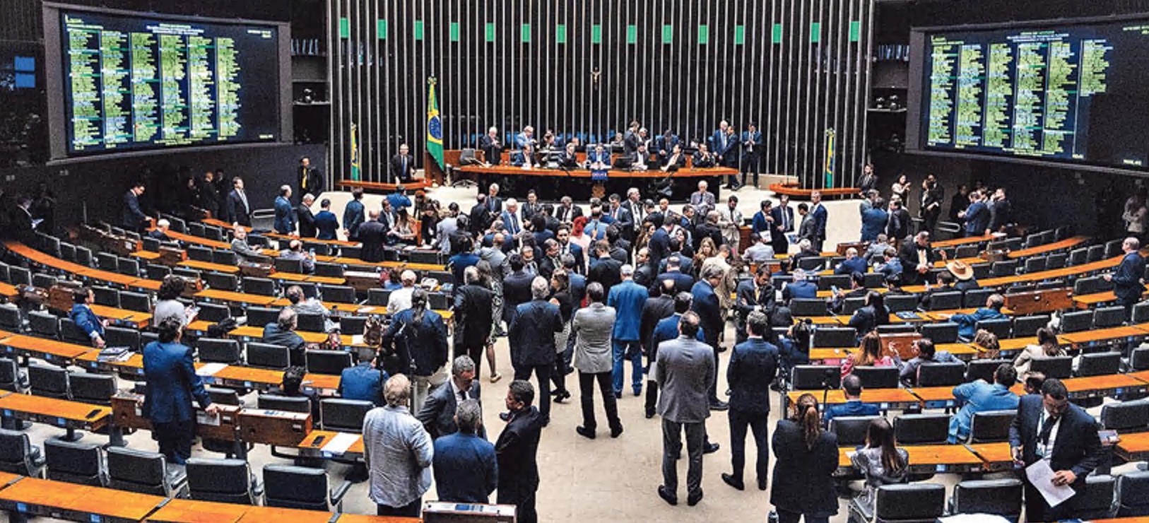 Pré-campanha de Flávio Bolsonaro e crise do União Brasil turbinam PL, que passa de 100 deputados na janela partidária