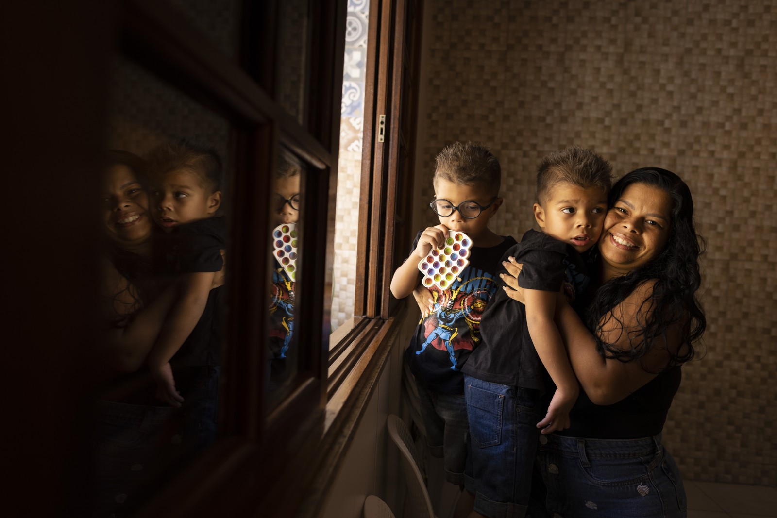 Viviane Mendes com os filhos Heitor e Rafael, de 5 anos — Foto: Márcia Foletto