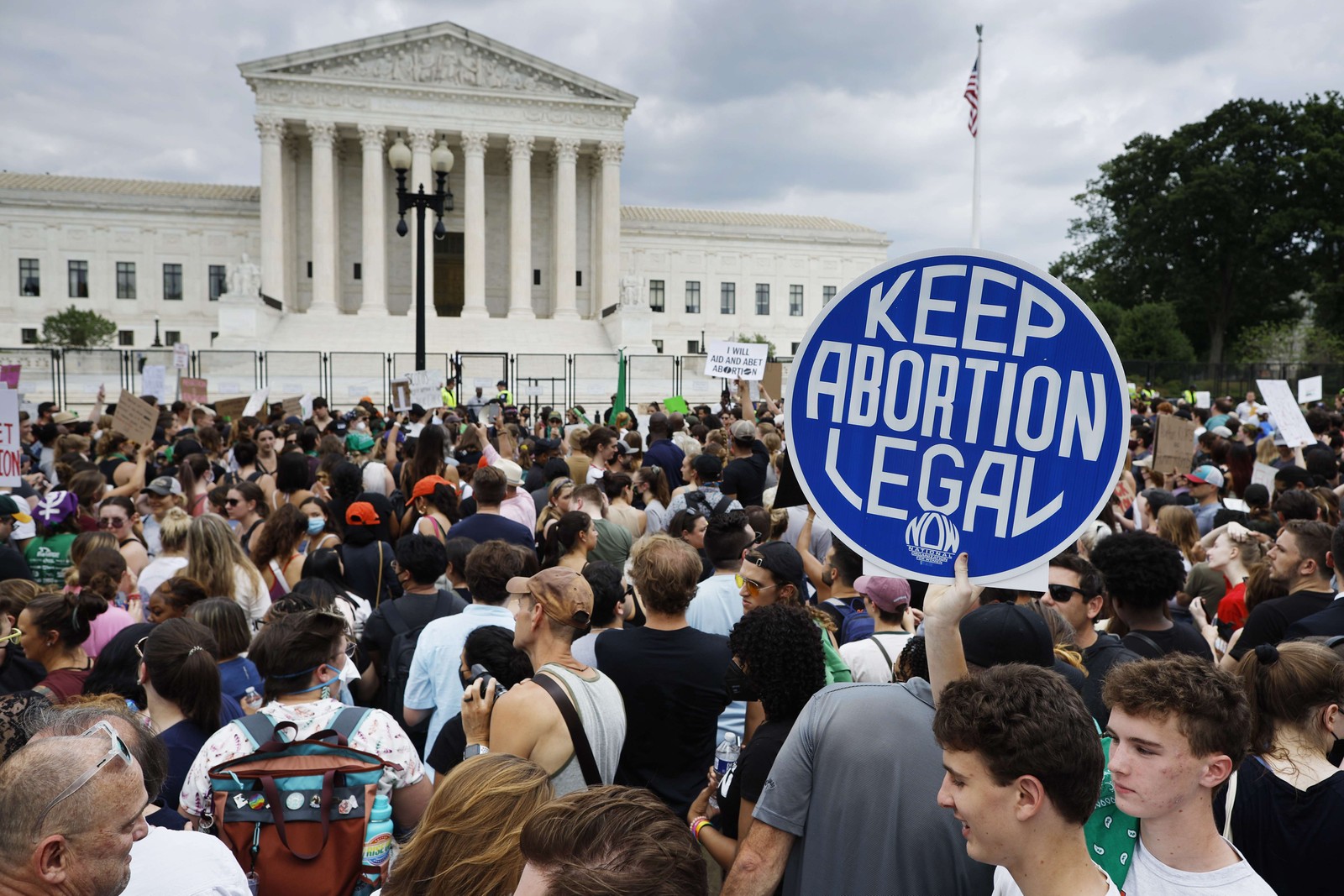Manifestantes a favor do direito ao aborto se concentram diante da Suprema Corte dos EUA, em Washington — Foto: CHIP SOMODEVILLA/AFP
