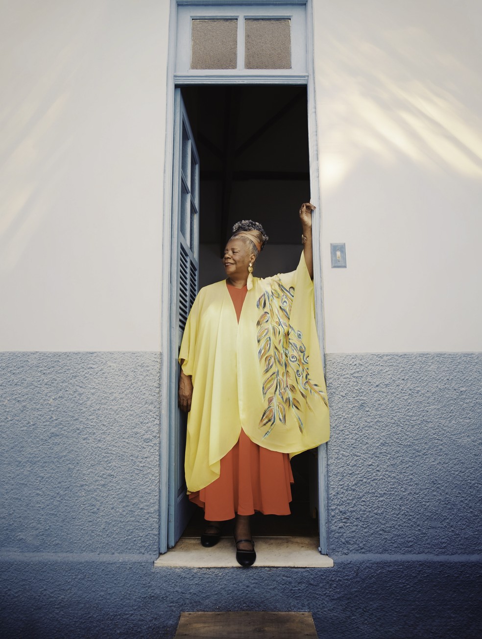 A escritora Conceição Evaristo. Vestido, sapatos e acessórios, acervo pessoal. Quimono Mônica Anjos. — Foto: Karla Brights