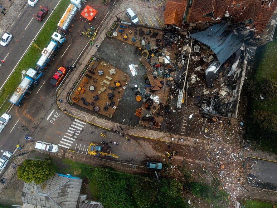 Queda de aeronave com dez passageiros em Gramado (RS) ocasionou mortes e destruiu pousada local