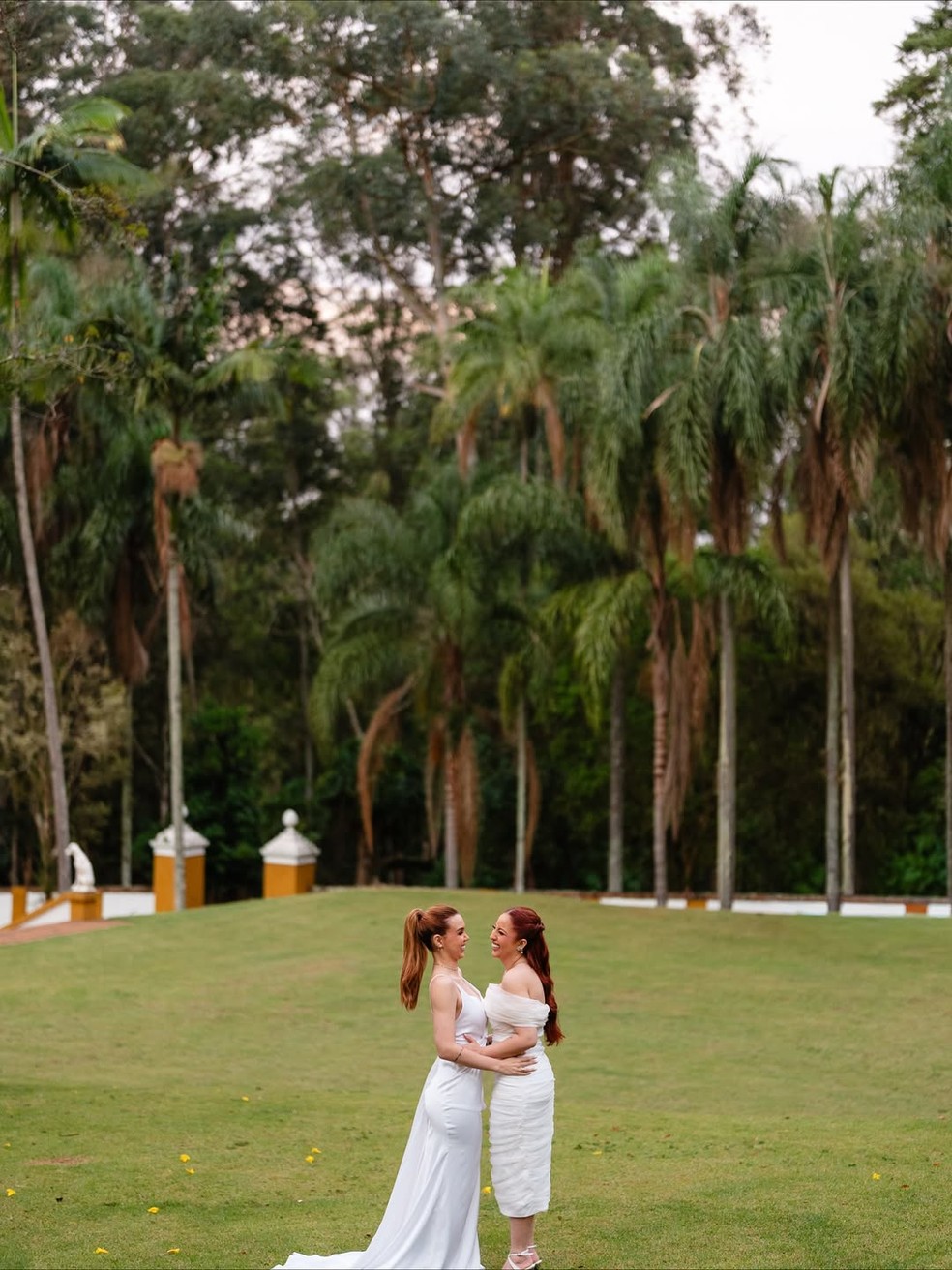 Fotos de Mari Fernandez com a noiva antes do casamento dividem opiniões e revelam preconceito — Foto: Reprodução Instagram