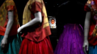 Autorretrato da falecida artista mexicana Frida Kahlo em exibição ao lado de roupas que lhe pertenciam, durante uma prévia da exposição "Frida Kahlo, além das aparências" no Palais Galleria em Paris — Foto: EMMANUEL DUNAND / AFP