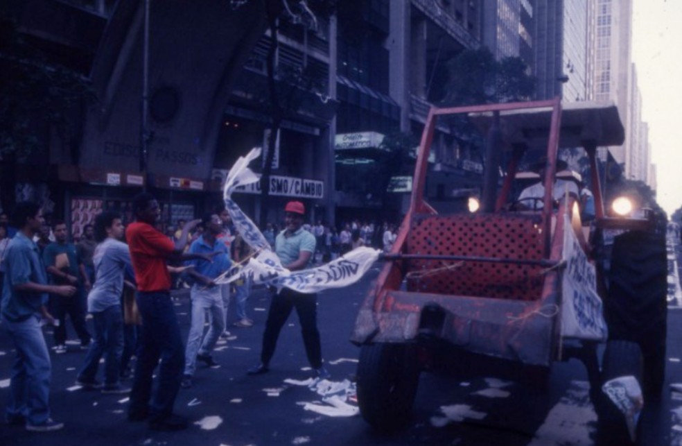 Manifestantes contrários arrancam faixa de trator da comitiva de Caiado — Foto: Carlos Ivan/Agência O GLOBO