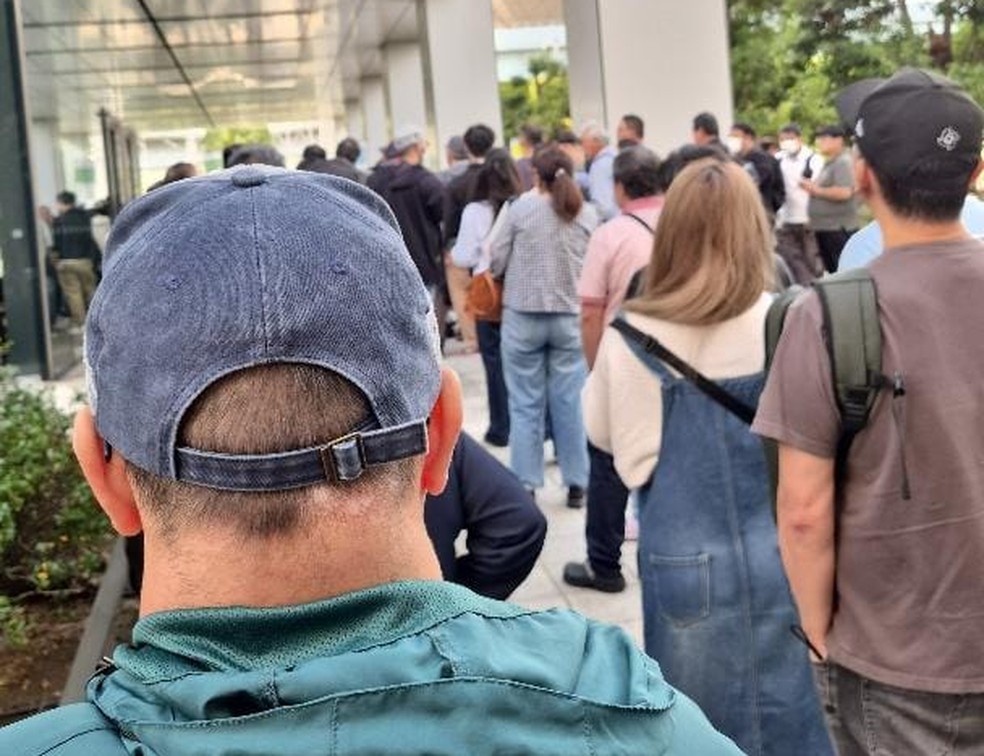 O estudante brasileiro Daniel Vassano, de 22 anos, relatou que dúvidas de voluntários que realizavam os atendimentos aos eleitores geraram fila no início da votação em Tóquio — Foto: Reprodução