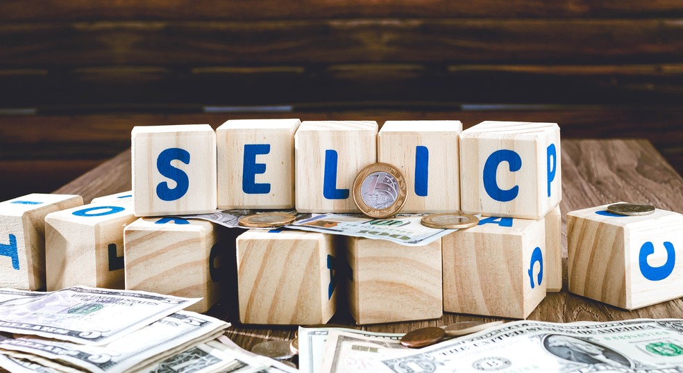 Com o novo corte na Selic, curva de juros teve uma alta significativa, enquanto o dólar se valorizou, atingindo R$ 5,15 — Foto: Getty Images