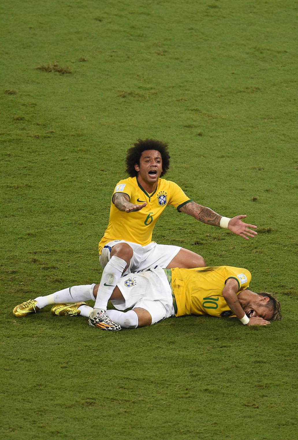 Neymar sofre falta e lesiona a coluna, no Estádio do Castelão contra a Colômbia e é cortado da Copa — Foto: ODD ANDERSEN /  AFP