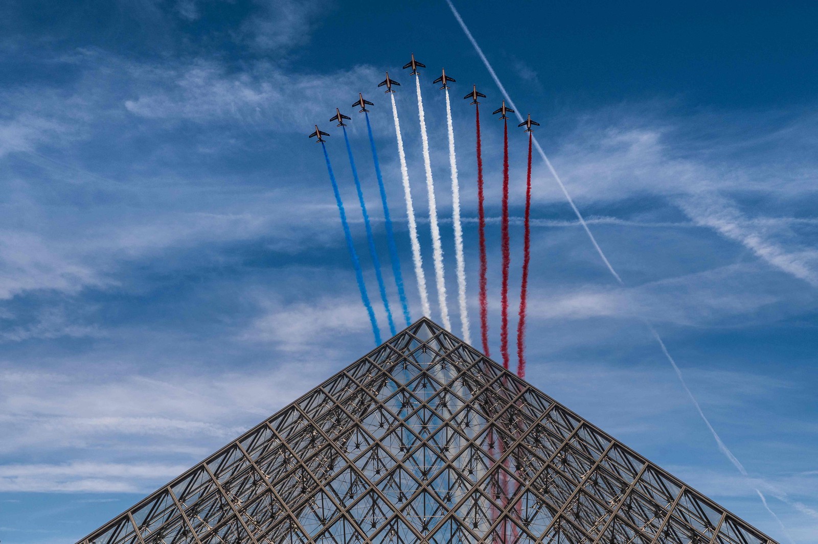 Esquadrilha aérea francesa se apresenta durante a comemoração do Dia da Bastilha, em Paris  — Foto: MARTIN BUREAU / AFP