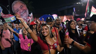Apoiadores do ex-presidente durante comício de campanha em Padre Miguel, na Zona Oeste do Rio. — Foto: Carl de Souza / AFP