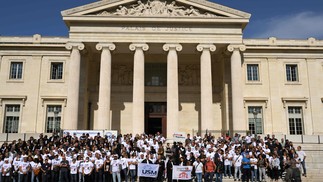 Policiais franceses e outros membros do sistema de justiça se reúnem durante protesto contra um plano de reforma da Polícia Judiciária em Marselha — Foto: NICOLAS TUCAT / AFP