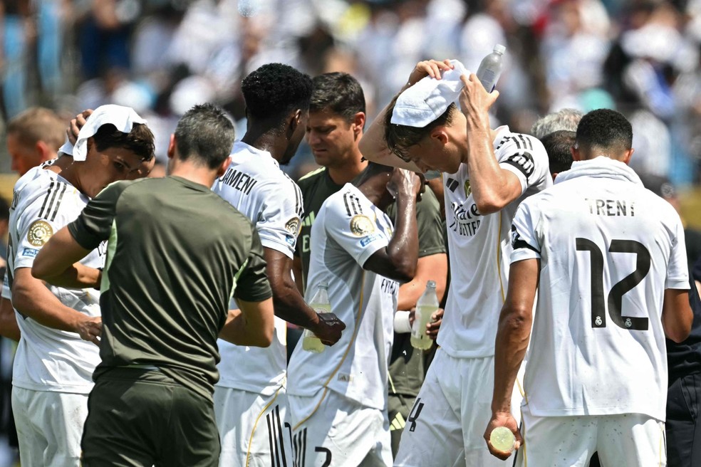 Jogadores do Real Madrid tentam se refrescar durante pausa no jogo diante do Pachuca, também em Charlotte — Foto: Paul ELLIS/AFP